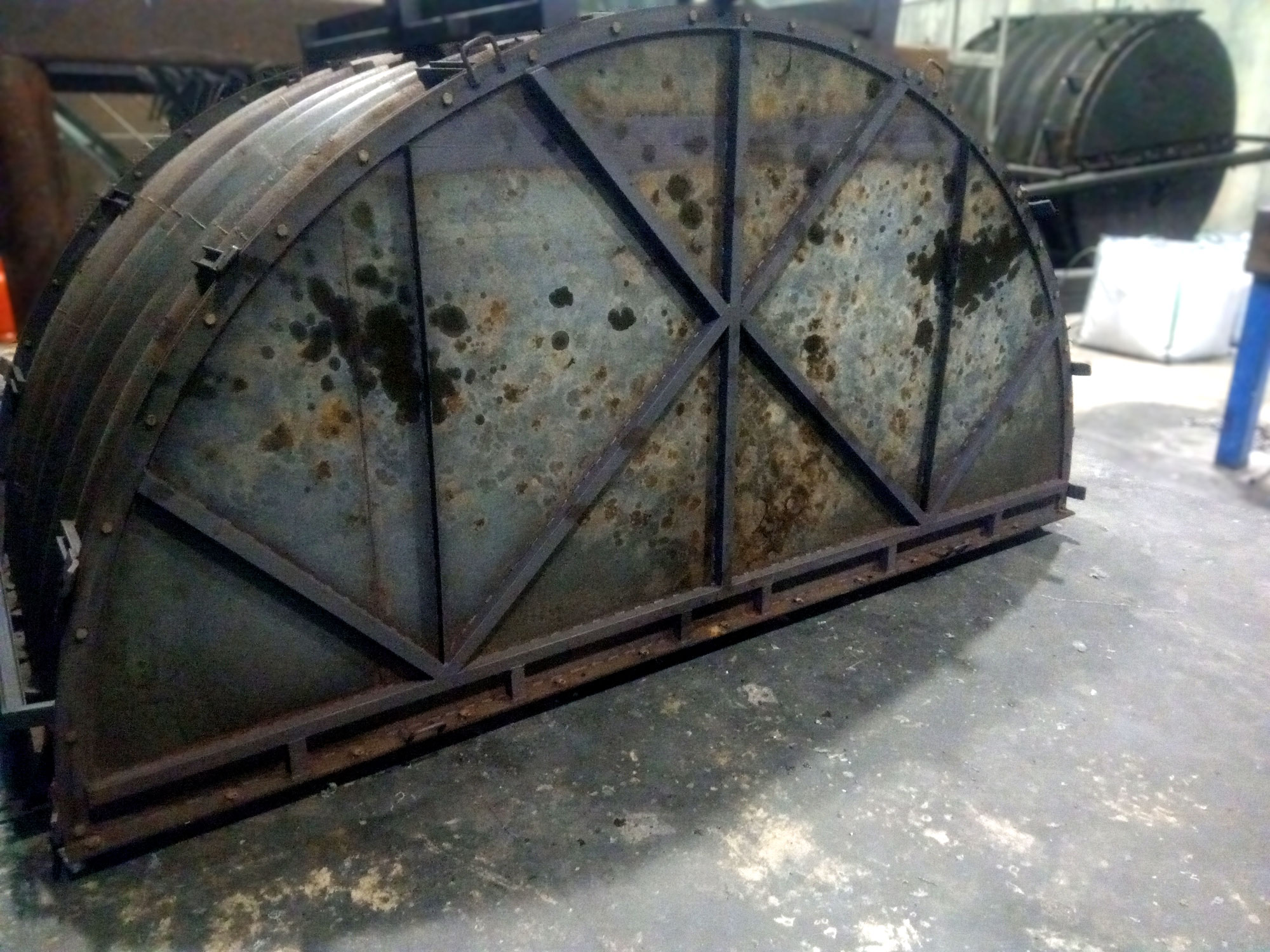 Estrutura de suporte para máquina de rotomoldagem.