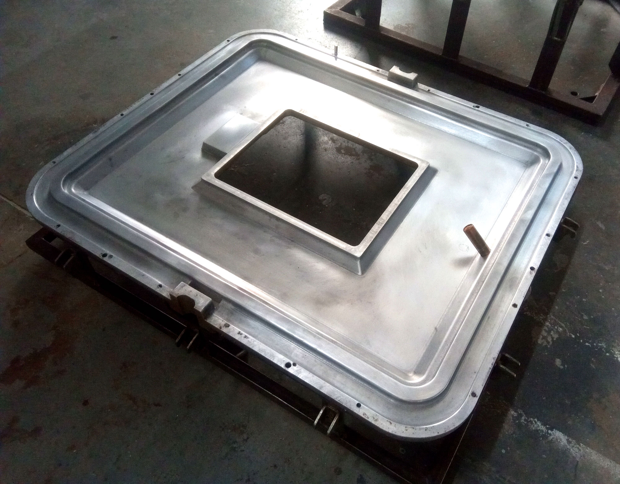 Molde para fabricação de caixas de ferramentas por rotomoldagem.