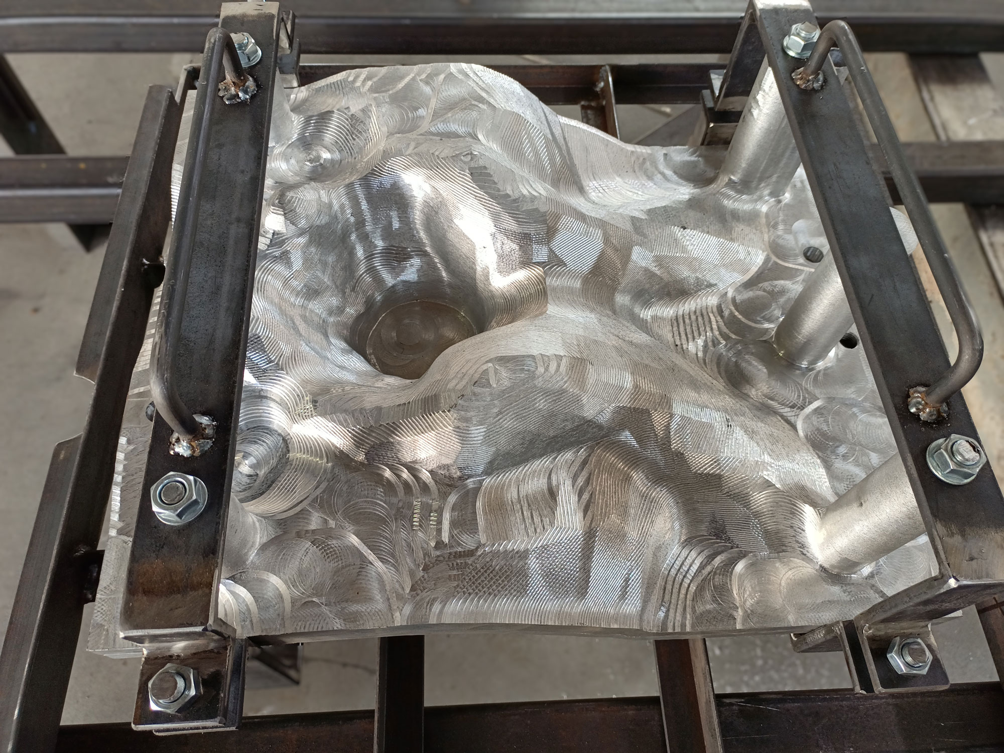 Molde para fabricação de caixas térmicas por rotomoldagem.