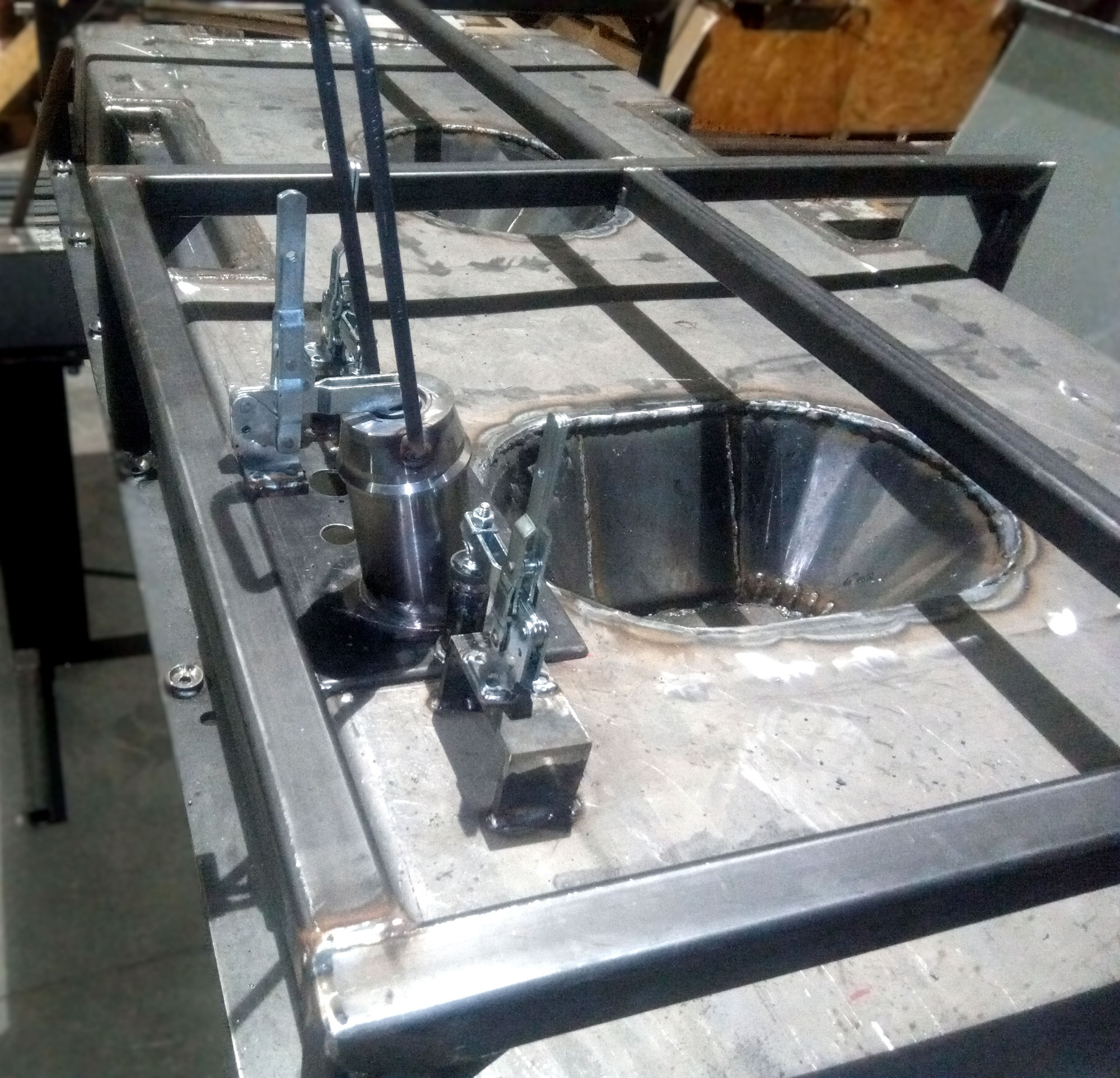 Molde para fabricação de recipientes para alimentos por rotomoldagem.