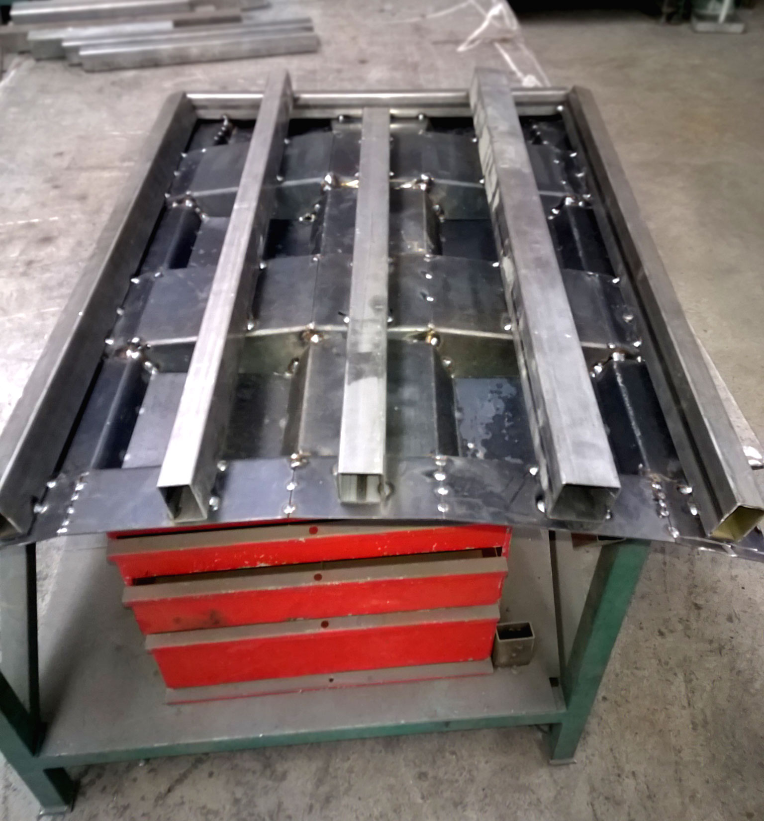 Molde para produção de caixas de armazenamento por rotomoldagem.
