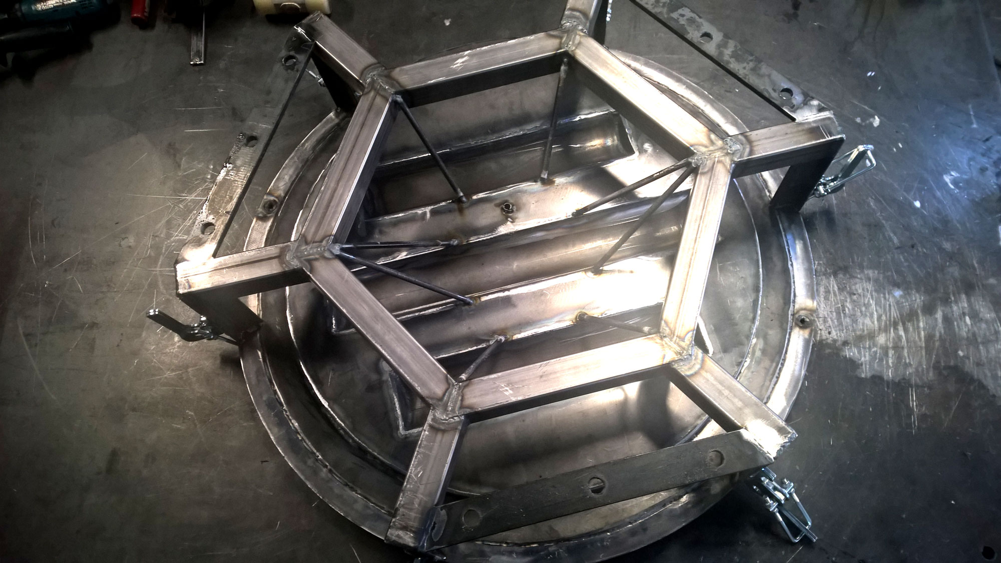 Molde especializado para produção de peças plásticas complexas por rotomoldagem.